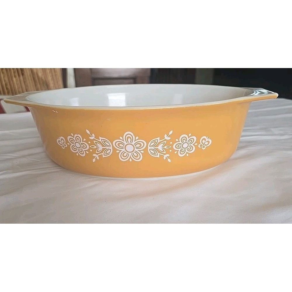 PYREX BUTTERFLY GOLD Oval Casserole 2.5 Qt. Vintage